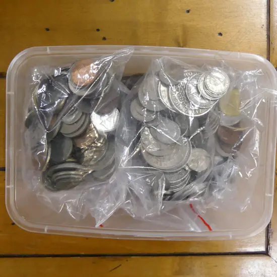 COLLECTION MIXED WORLD COINS & NZ PENNYS, HALF CROWNS, SHILLINGS & THREE PENNYS