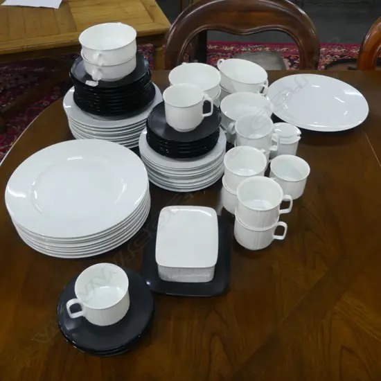 8 PLACE ROSENTHAL DINNER SERVICE - PORCELAINE NOIRE