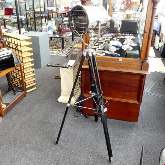 TRIPOD FLOOR LAMP H.1600mm (ADJUSTABLE)