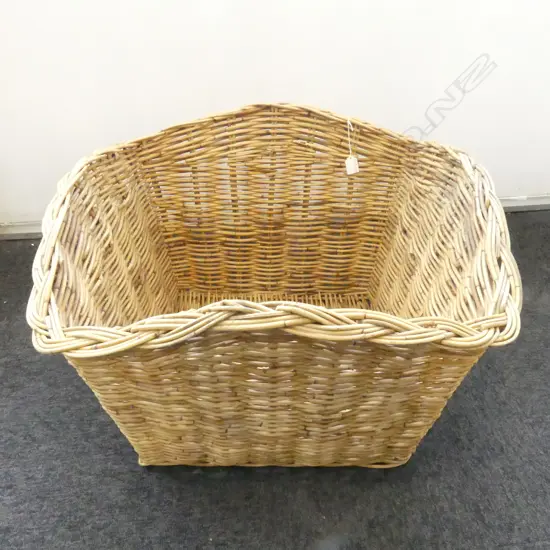 LARGE VINTAGE WOVEN WICKER BASKET EXCELLENT CONDITION, L.650MM H.450MM