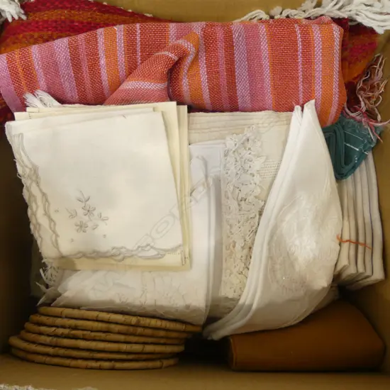 BOX OF MIXED LINEN PLACE MATS ETC