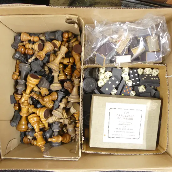 LG BOX VINTAGE CHESS PCS, BOX DRAGHT, DOMINO, DICE & COUNTERS & COLLECTION VINTAGE BEEHIVE & LION MATCHBOXES w MATCHES