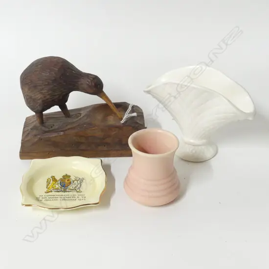 3 CERAMICS INCL. WHITE CROWN LYNN VASE #2000 H.105mm + CARVED WOODEN KIWI