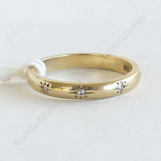 9ct YELLOW GOLD & 3 DIAMOND BAND RING 2.6gms SIZE N