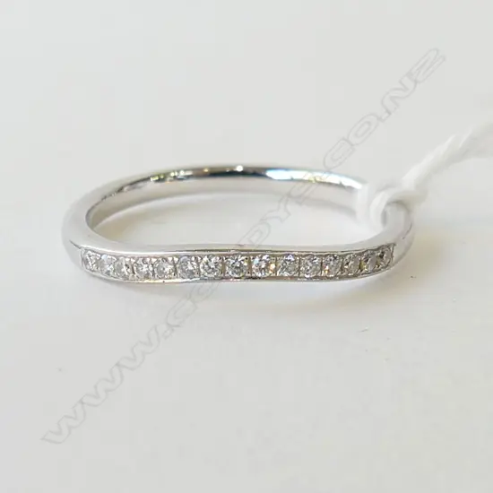 **RTV** 18CT WHTE GOLD & DIAMOND BAND  SIZE L