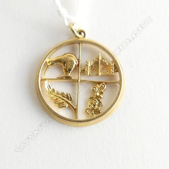 18ct GOLD NZ THEMED PENDANT 5gms marae kiwi tiki fern leaf