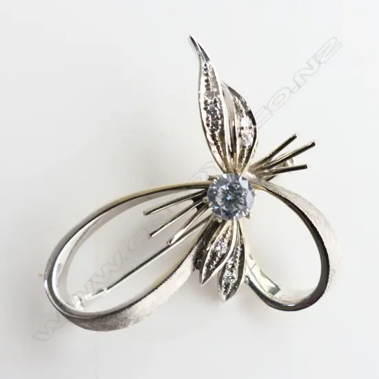 18ct WHITE GOLD & DIAMOND BROOCH 7.7gms (LARGEST STONE NOT DIAMOND)