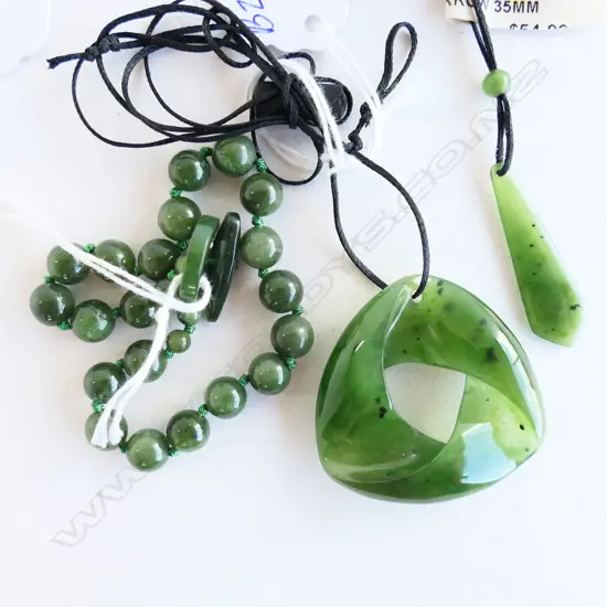 POUNAMU BRACELET, KNOT PENDANT NECKLACE & SM DROP POUNAMU PENDANT NECKLACE new old stock