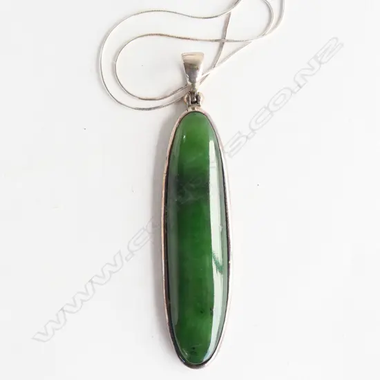 OVAL POUNAMU & SILVER PENDANT L.95mm w. SILVER CHAIN  handcrafted by Paul Bienssen, new old stock