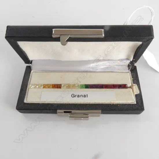 21 SQUARE GARNETS, 8.45CT TGW, COLOUR SAMPLE BOX