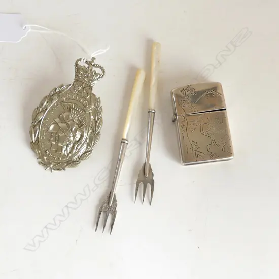 3 PCES; 950 STG JAPANESE LIGHTER CASE H.60mm 28gms, PR STG & MoP FORKS, SAS ARTIST BADGE