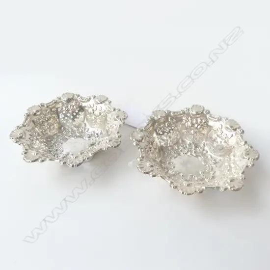 PAIR OF STG SILVER ORNATE BON-BON DISHES BIRMINGHAM 1913, D.89MM