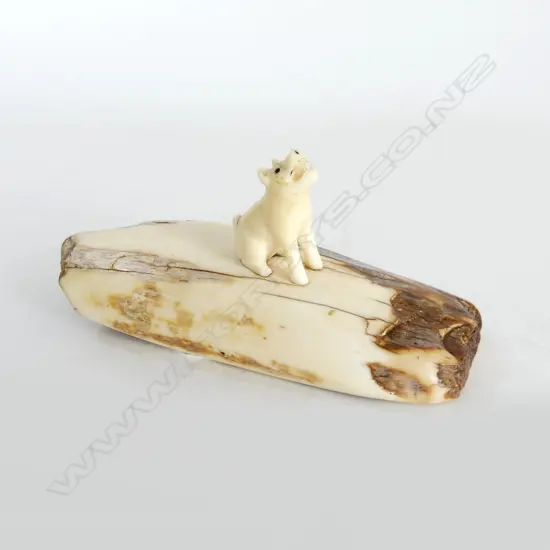 (25326) MAMMOTH BONE w CARVED DOG L.110mm