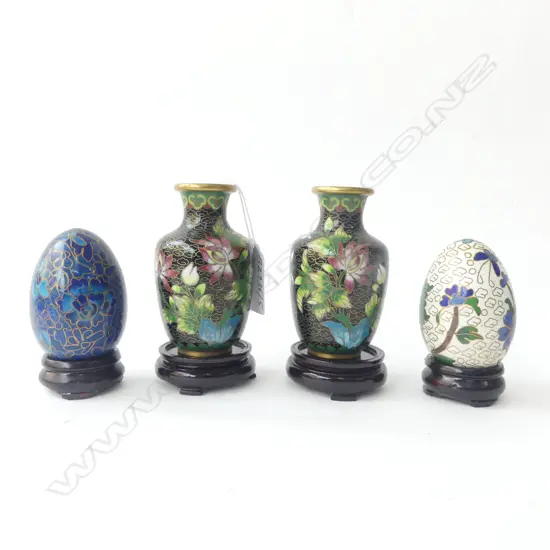 FOUR CLOISONNE ITEMS – PAIR OF VASES ON STANDS & TWO EGGS ON STANDS, H.98MM