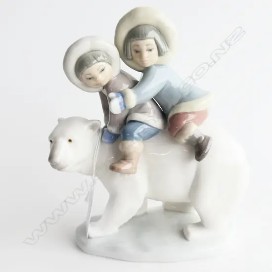 LLADRO FIGURINE INUIT CHILDREN ON POLAR BEAR H.170mm