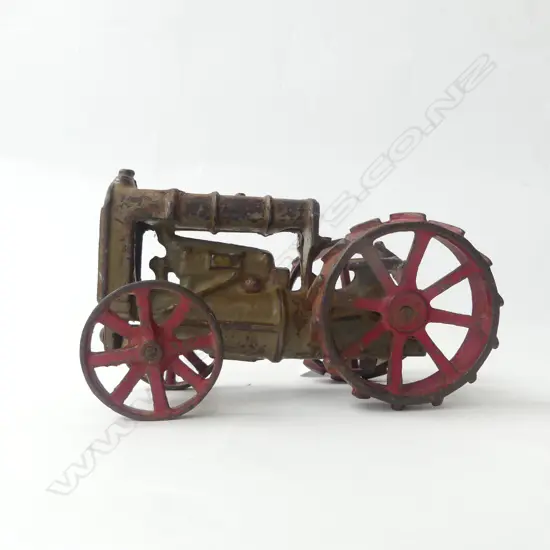 ARCADE USA ‘FORDSON’ CAST IRON TRACTOR, L.140MM
