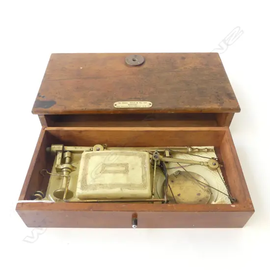 OLD WOODEN 'de GRAVE SHORT & CO LONDON' CHEMISTS SCALES, + WEIGHTS, L.295mm