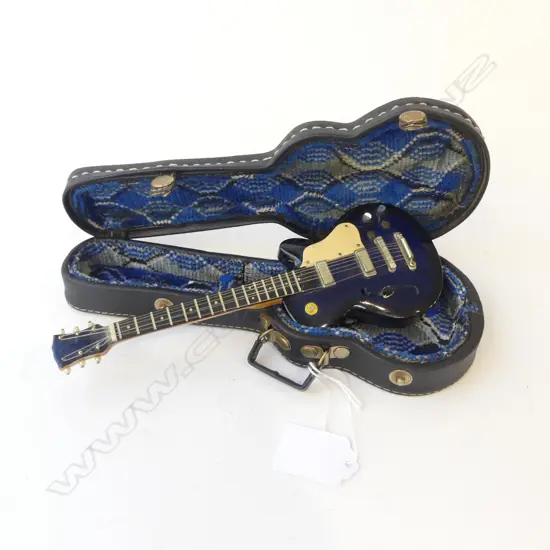 SMALL TOY GUITAR IN CASE L.230mm
