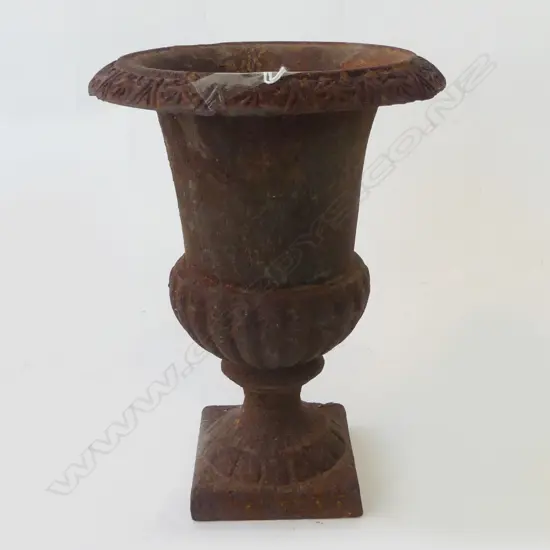 CAST IRON URN H.240mm