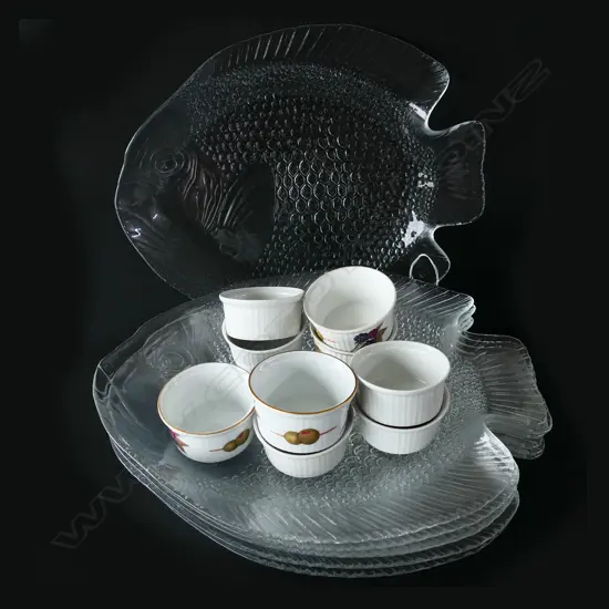 7 LARGE ARCROC GLASS MOLDED FISH PLATES + 9 RAMIKINS (4 WORCESTER)