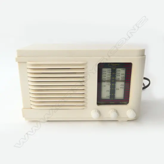 WHITE BAKELITE CLIPPER RADIO, LIGHTS UP BUT NO SOUND, L.280mm