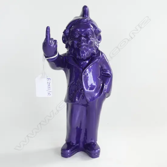 PURPLE RESIN GNOME PULLING THE FINGER H.250mm