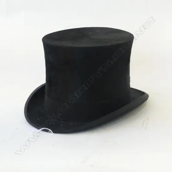 ANTIQUE TOP HAT BY CHRISTYS LONDON, BOXED SOME FAULTS TO BOX