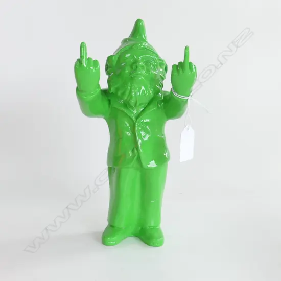 GREEN RESIN GNOME PULLING BOTH FINGERS H.250mm
