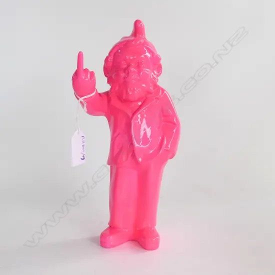 PINK RESIN GNOME PULLING THE FINGERS H.250mm