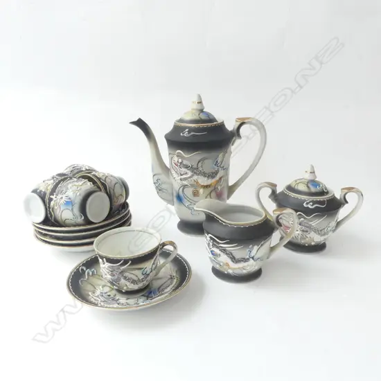 JAPANESE DRAGON TEA SET HEAVILY DECORATED COFFEE POT, SUGAR BOWL, MILK JUG, 5 CUPS & 5 SAUCERS, H.185MM