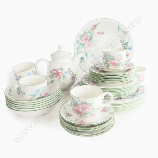 37 PCE 6 PLACE ROYAL DOULTON 'CARMEL' DINNER SERVICE