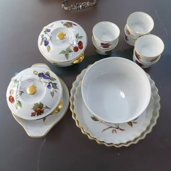 12 PCES ROYAL WORCESTER EVESHAM; 6 MINI RAMEKINS ETC