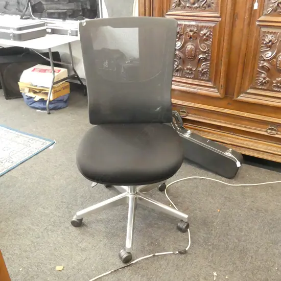 MODERN OFFICE CHAIR (SEAT WOBBLY)