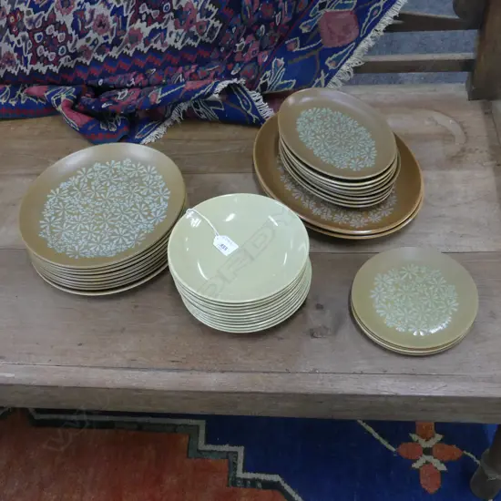 CROWN LYNN 'PALM SPRINGS' BY DOROTHY THORPE INCL. 9 DINNER PLATES 260mm dia