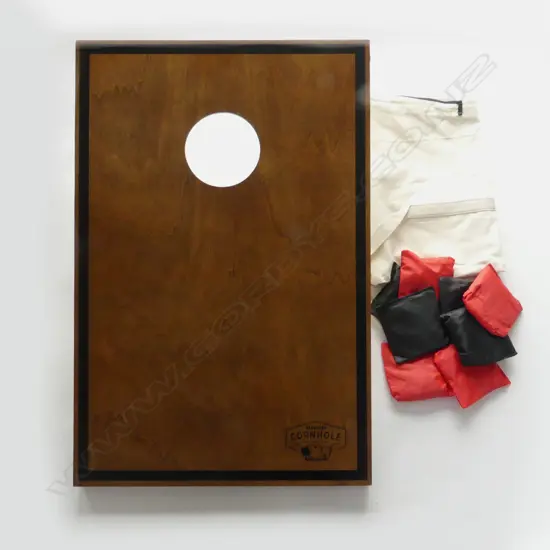 COMPLETE SET OF BACKYARD CORNHOLE GAME IN HIS ORIGINAL BOX