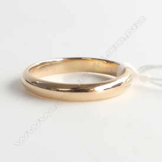 18CT WEDDER RING 5.6gms SIZE W