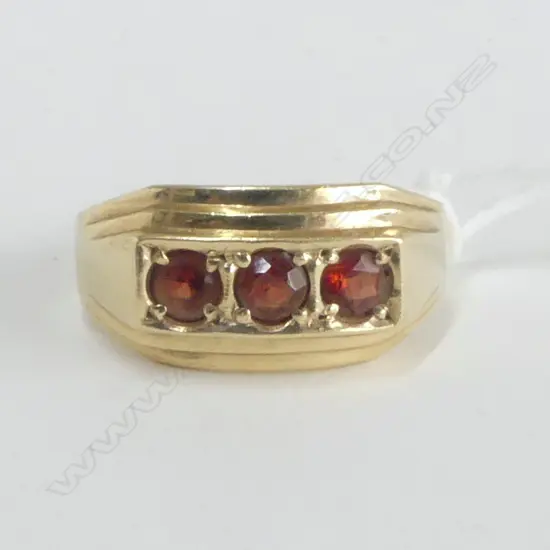 9cT YELLOW GOLD & 3 GARNET GENT'S  RING 5.34gms  SIZE V 1/2