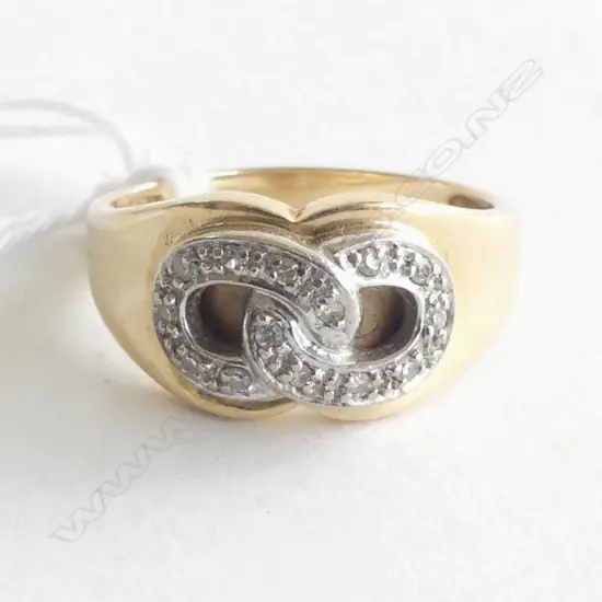 14ct YELLOW DIAMOND & MULTI DIAMOND RING the diamonds set to 2 linked rings  SIZE R 5,5gms