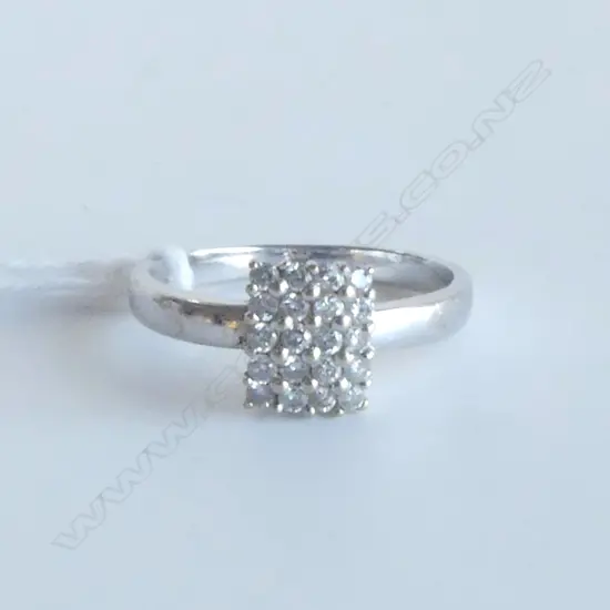18CT WHITE GOLD AND DIAMOND RING SIZE M
