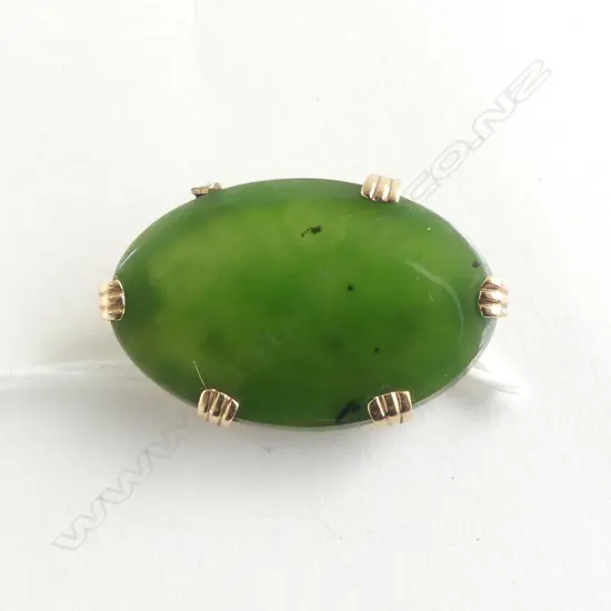 9CT GOLD & POUNAMU VINTAGE OVAL BROOCH   (1 CLASP IS DAMAGED)