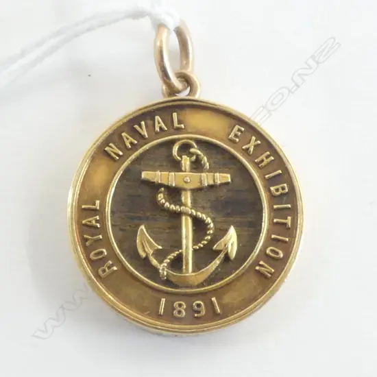 15CT GOLD ROYAL NAVAL EXHIBITION 1891 INSET WITH TIMBER FROM HMS VICTORY 7.8GRMS