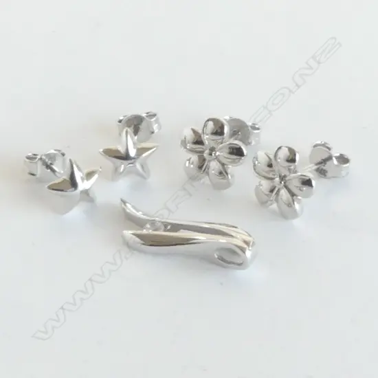 2 PRS 9CT WG EARRINGS + PENDANT 3.9gms