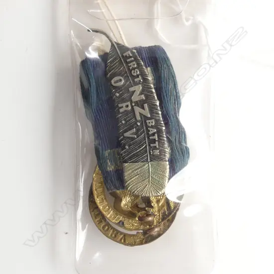 2 WW1 1ST BATT KIWI HAT BADGES &NZ ORV HUIA FEATHER BADGE ON RIBBON