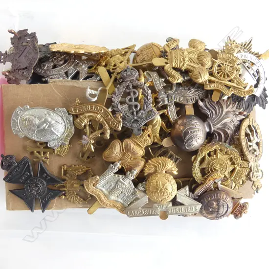 SMALL TRAY OF 40 MILITARY HAT BADGES SHOULDER BADGES ETC