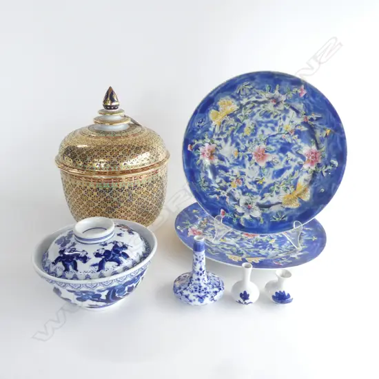7 PCES ORIENTAL CERAMICS; 2 LIDDED CONTAINERS, PR BLUE PLATES 260mm dia, 3 SMALL VASES H.90mm