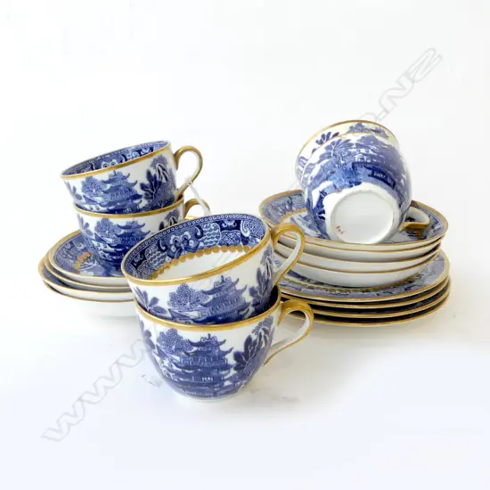 18 PCE GILT WILLOW PART TEA SET; 6 CUPS (1 w. HAIRLINE), 8 SAUCERS, 4 SIDE PLATES