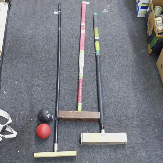 2 POLO MALLETS H1130 2 BALLS & PUSHER H1135MM