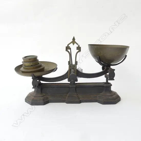 SET OF VICT BRASS & IRON SHOP SCALES & BRASS WIEGHTS L400MM