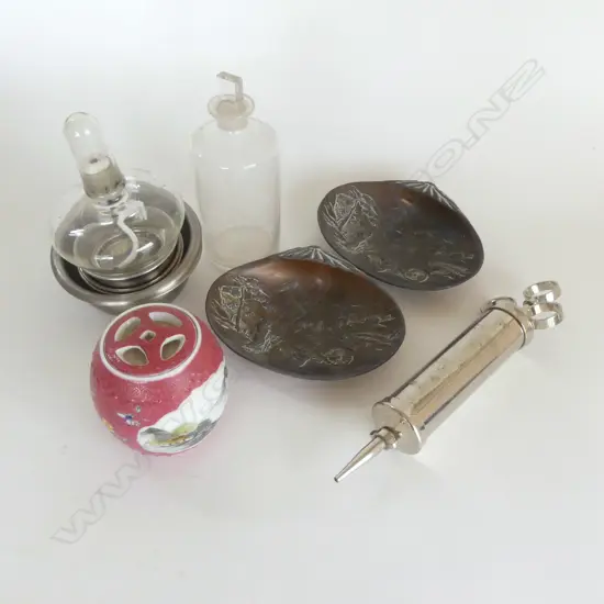 2 JAPANESE METAL DISHES W.160mm, SYRINGE ETC