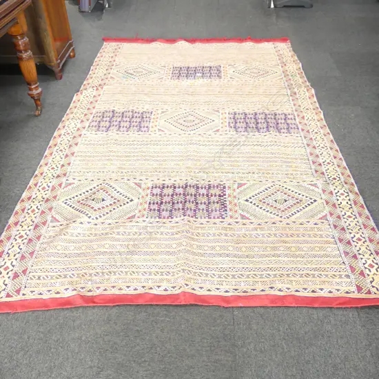 LG HAND WOVEN RUG 1840x2900mm